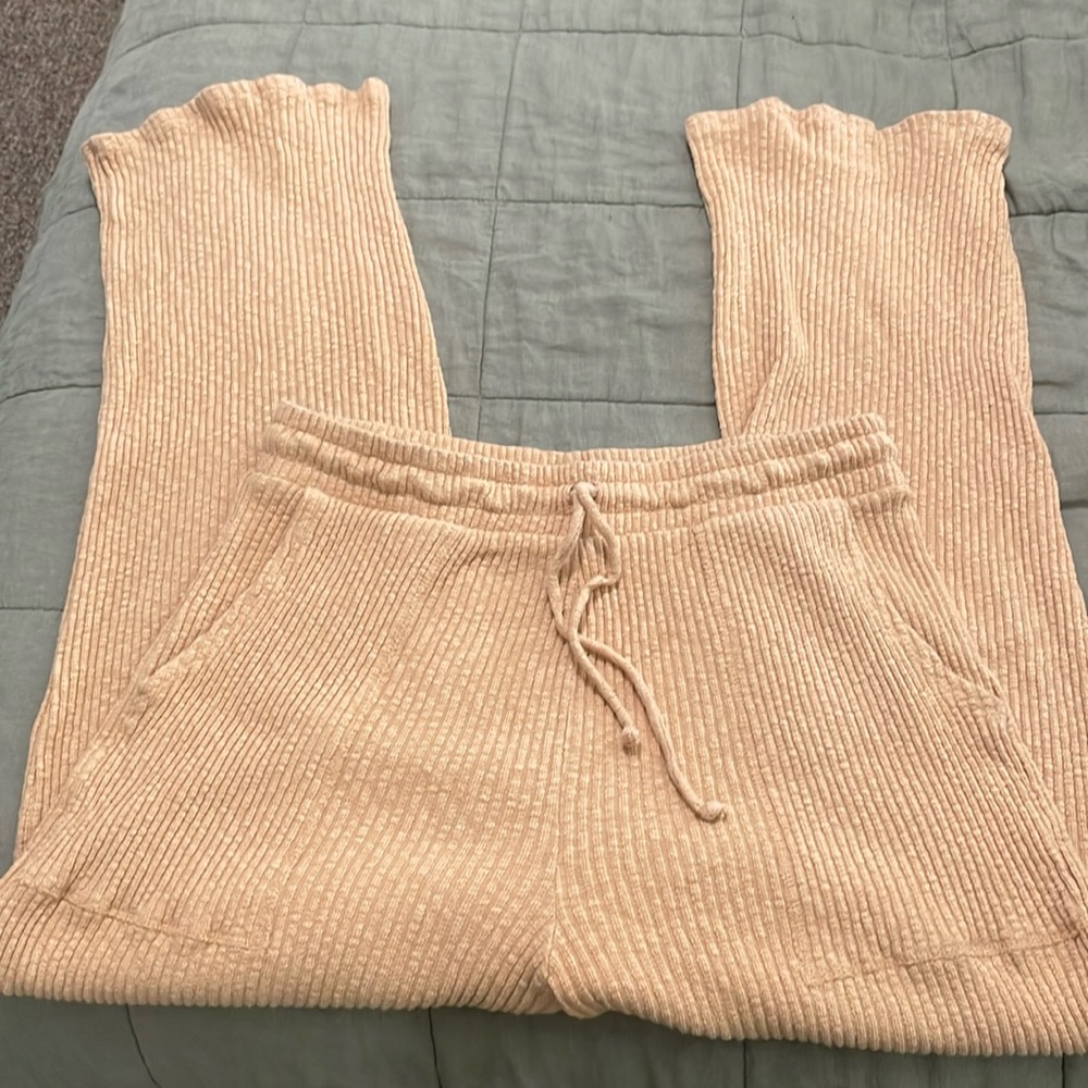 Burnt yellow billabong pants☀️☀️